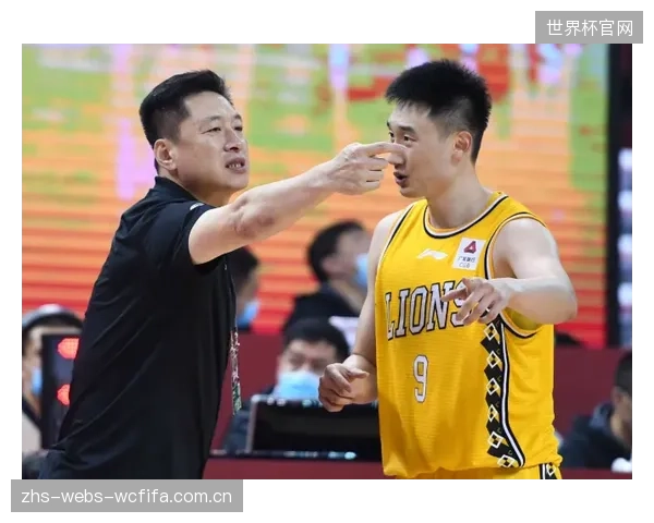 兵强马壮的上海队直指总冠军,主教练李春江的季后赛经验成重要财富。 兵强马壮的上海队直指总冠军,主教练李春江的季后赛经验成重要财富。